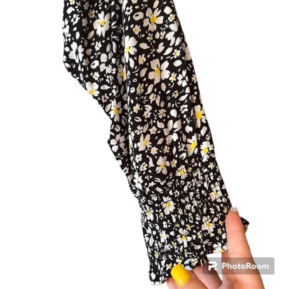 Jun & Ivy Top, Size XL, daisy floral print, cute with ruching‎ details - Picture 4 of 5